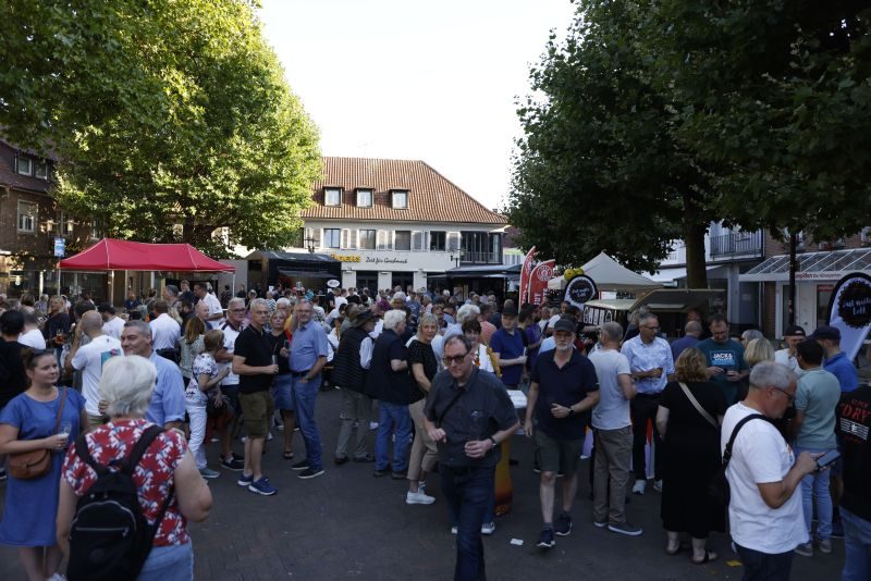 Zapfanlage am Stand im Abendlicht