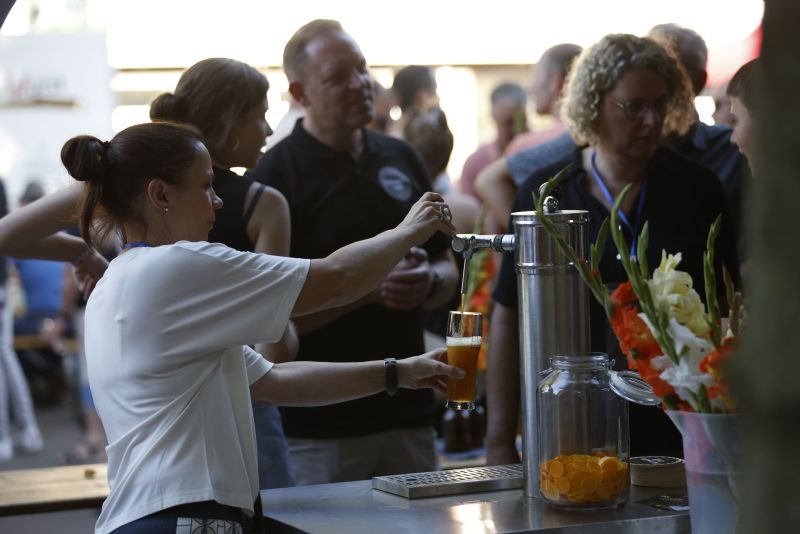 Bier wird frisch ins Glas gezapft