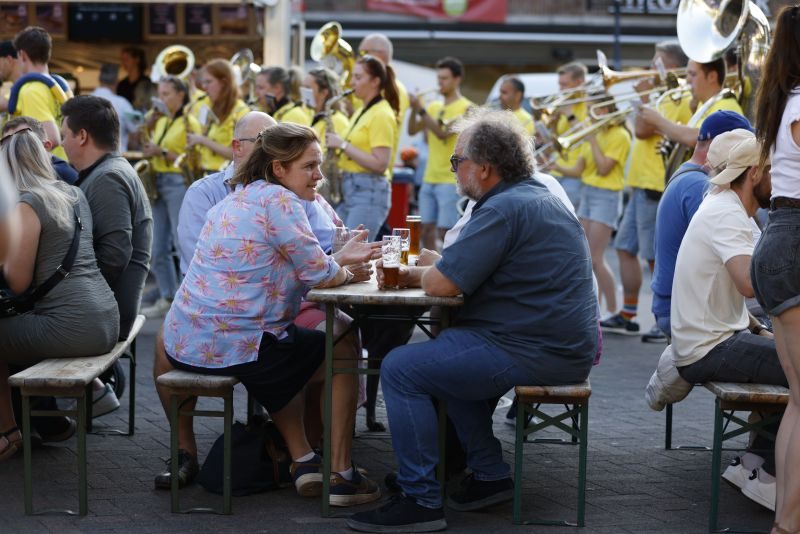 Gäste am Stehtisch mit frisch gezapftem Bier