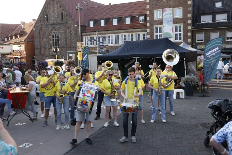 Brassband zieht über den Marktplatz