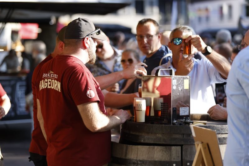 Volle Menschenmenge auf dem Borkener Marktplatz am Abend